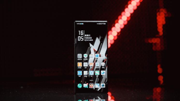 双面纯平不打孔，红魔在游戏手机上玩的设计，成了。