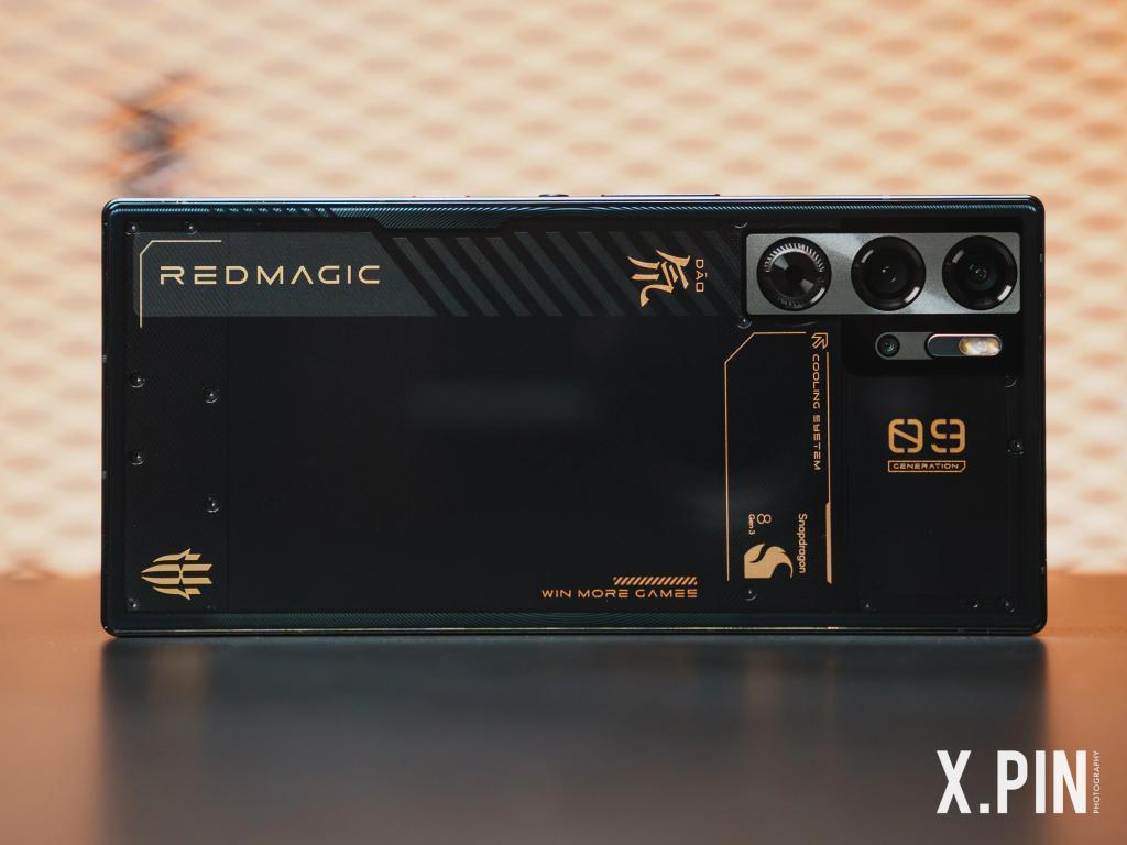 双面纯平不打孔，红魔在游戏手机上玩的设计，成了。