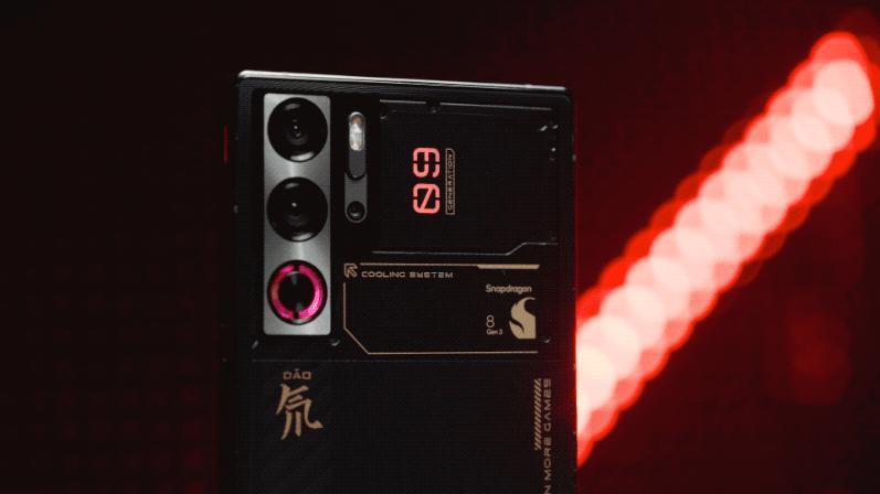 双面纯平不打孔，红魔在游戏手机上玩的设计，成了。