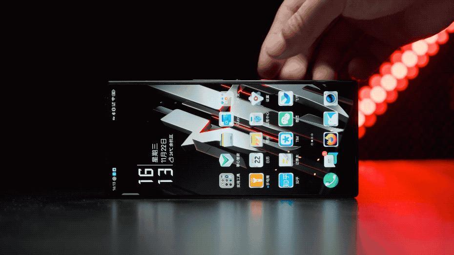 双面纯平不打孔，红魔在游戏手机上玩的设计，成了。