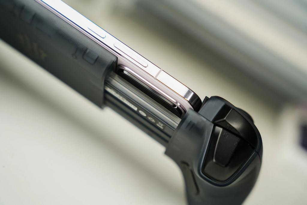 双面纯平不打孔，红魔在游戏手机上玩的设计，成了。