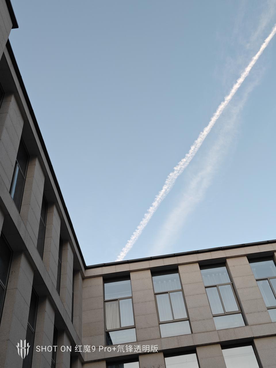 双面纯平不打孔，红魔在游戏手机上玩的设计，成了。