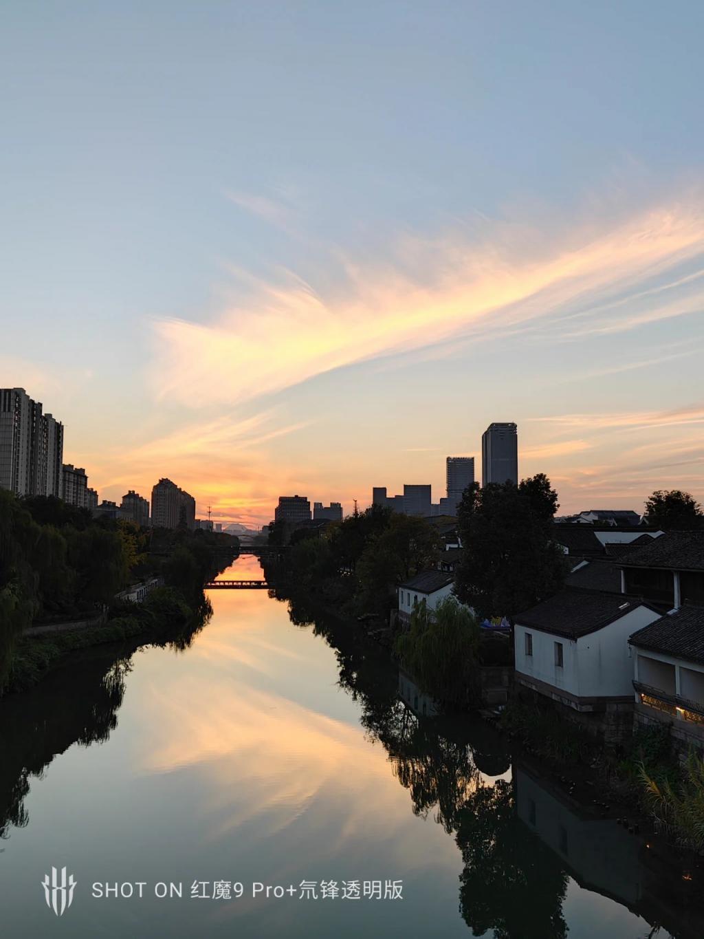 双面纯平不打孔，红魔在游戏手机上玩的设计，成了。