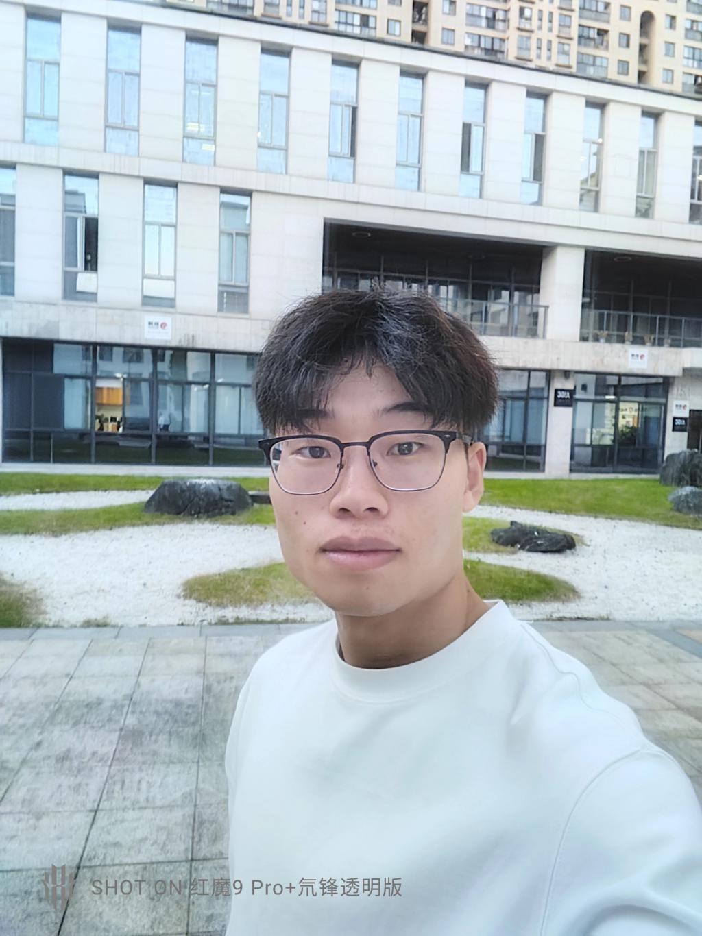 双面纯平不打孔，红魔在游戏手机上玩的设计，成了。