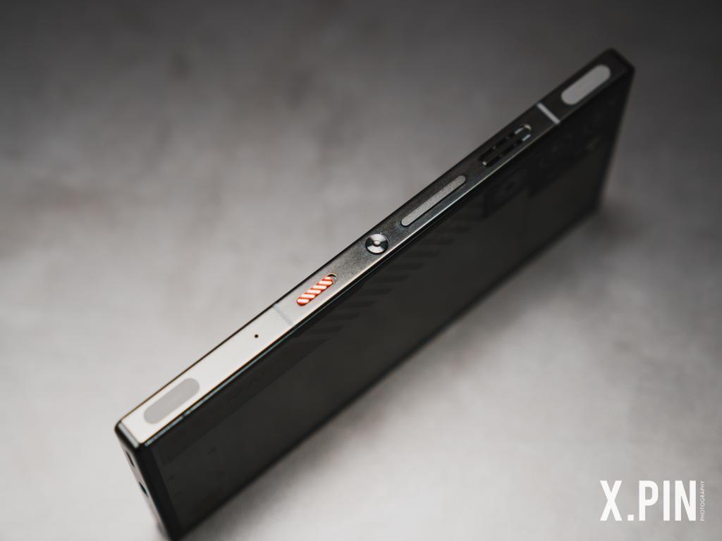 双面纯平不打孔，红魔在游戏手机上玩的设计，成了。