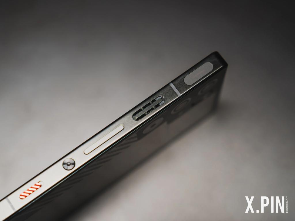 双面纯平不打孔，红魔在游戏手机上玩的设计，成了。