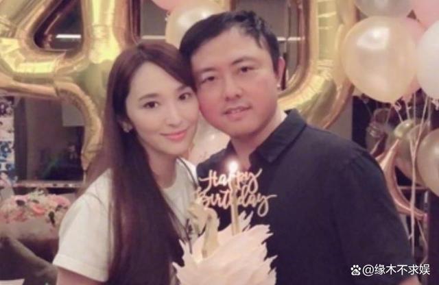 吴佩慈男友纪晓波被审判!7月被当街追债,4月聚餐还喜笑颜开!