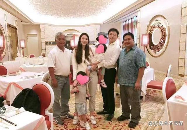 吴佩慈男友纪晓波被审判!7月被当街追债,4月聚餐还喜笑颜开!