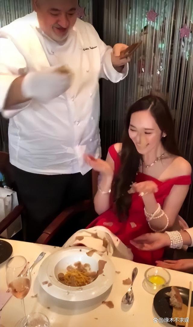 吴佩慈男友纪晓波被审判!7月被当街追债,4月聚餐还喜笑颜开!