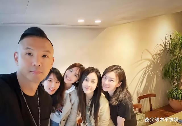吴佩慈男友纪晓波被审判!7月被当街追债,4月聚餐还喜笑颜开!