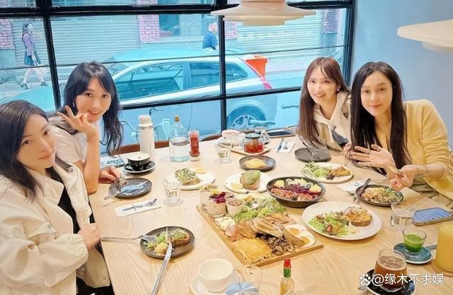 吴佩慈男友纪晓波被审判!7月被当街追债,4月聚餐还喜笑颜开!
