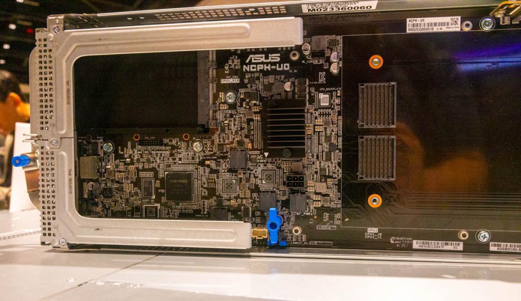 576个 Neoverse V2 核心，华硕展示2U RS720QN-E11-RS24U 服务器