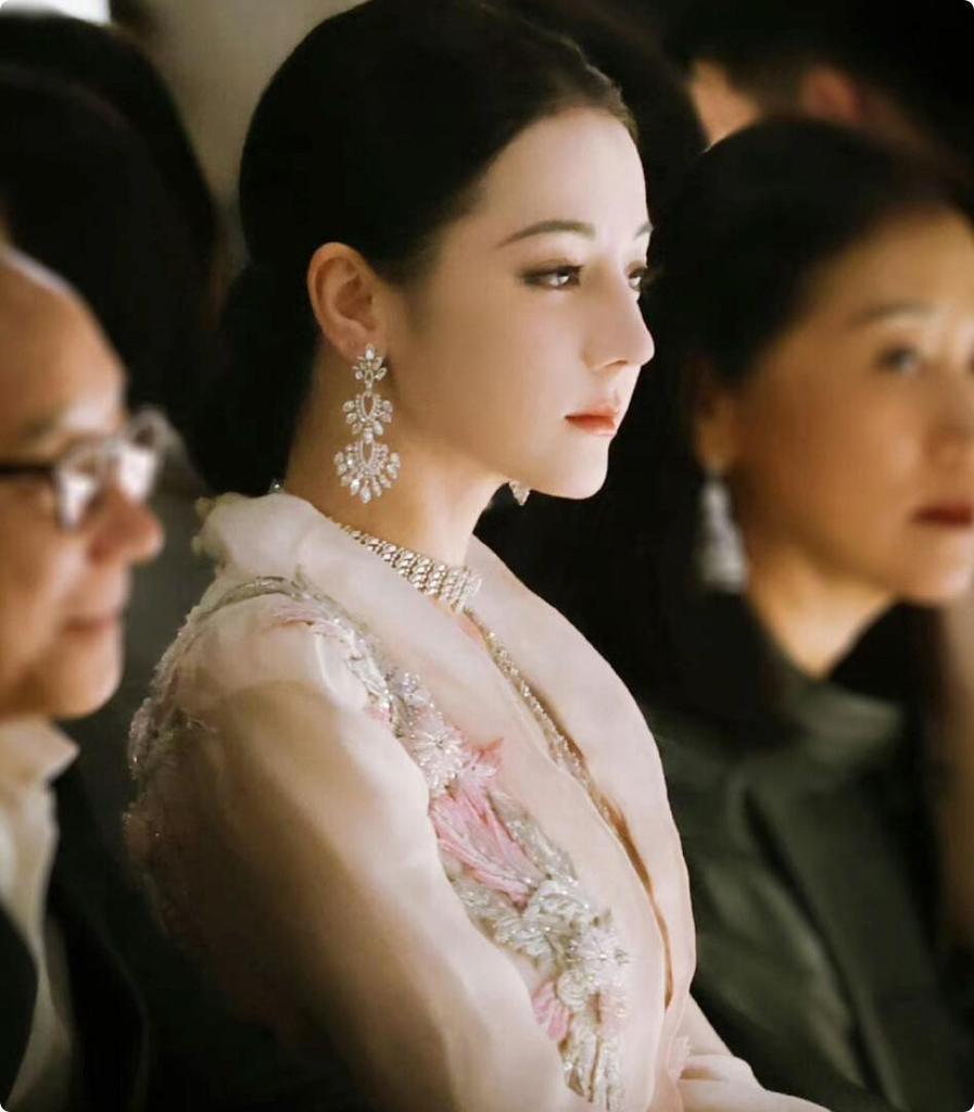 上海红毯“真大胆”，身材一个比一个丰满有料，有人出糗有人惊艳