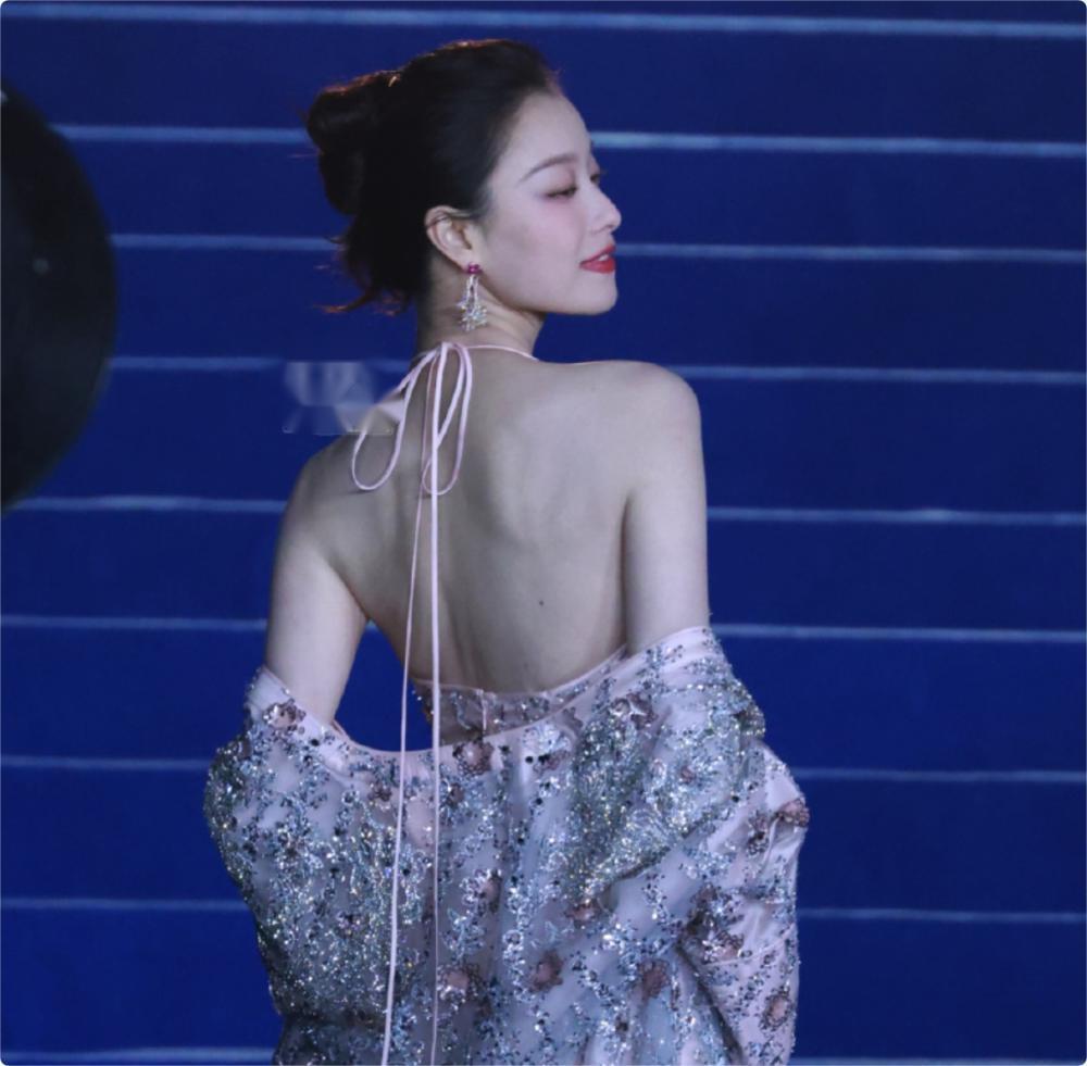 上海红毯“真大胆”，身材一个比一个丰满有料，有人出糗有人惊艳