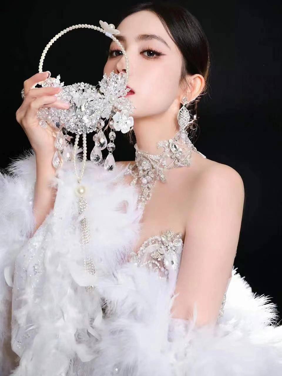 红毯比美！倪妮冻得发抖娜扎下楼梯封神，热巴同款卡戴珊身材辣翻