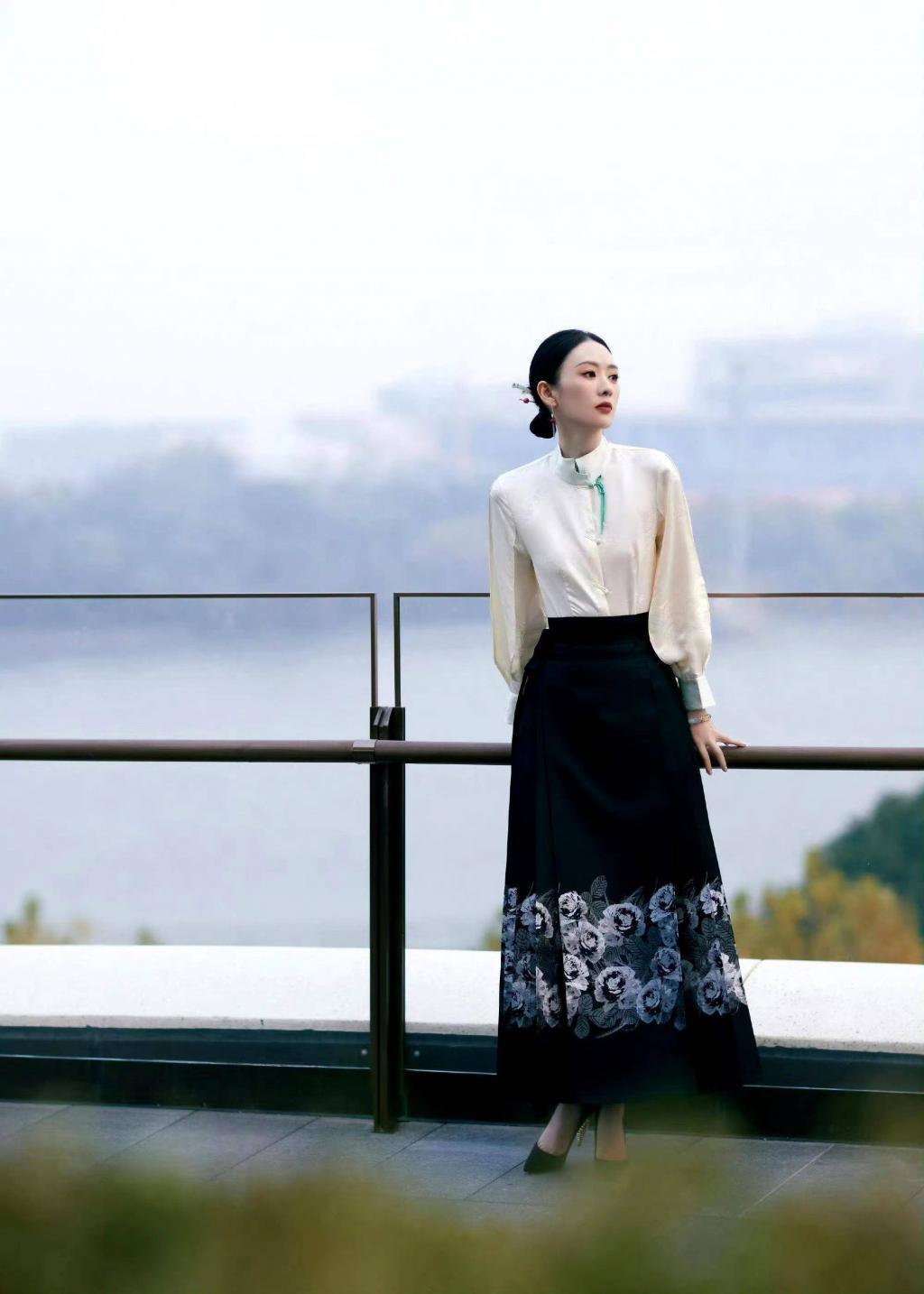 红毯比美！倪妮冻得发抖娜扎下楼梯封神，热巴同款卡戴珊身材辣翻