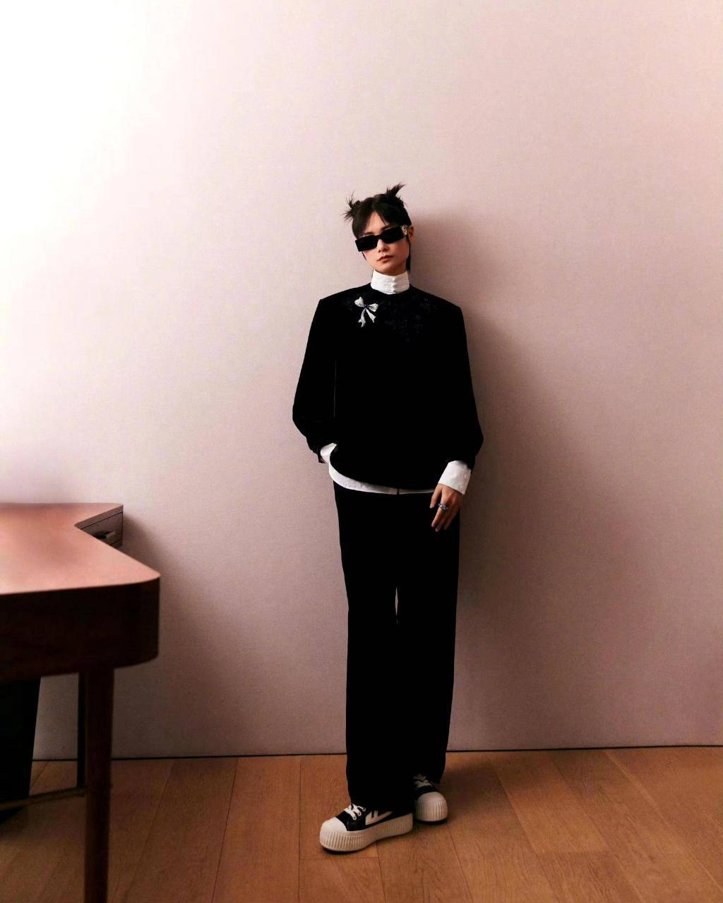 红毯比美！倪妮冻得发抖娜扎下楼梯封神，热巴同款卡戴珊身材辣翻