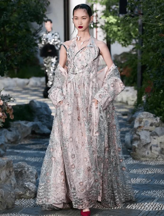 红毯比美！倪妮冻得发抖娜扎下楼梯封神，热巴同款卡戴珊身材辣翻