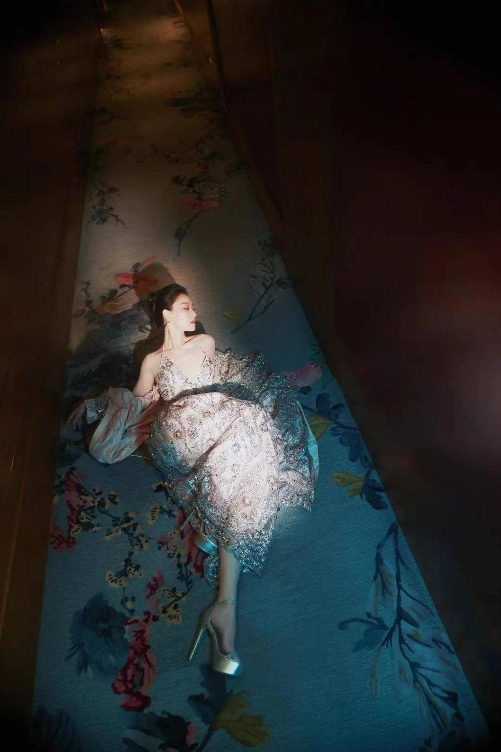 红毯比美！倪妮冻得发抖娜扎下楼梯封神，热巴同款卡戴珊身材辣翻