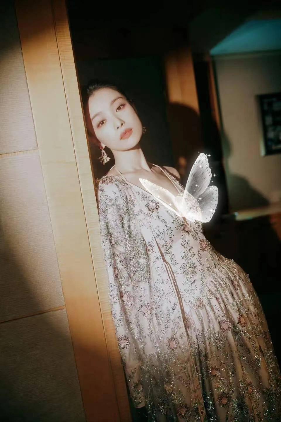 红毯比美！倪妮冻得发抖娜扎下楼梯封神，热巴同款卡戴珊身材辣翻