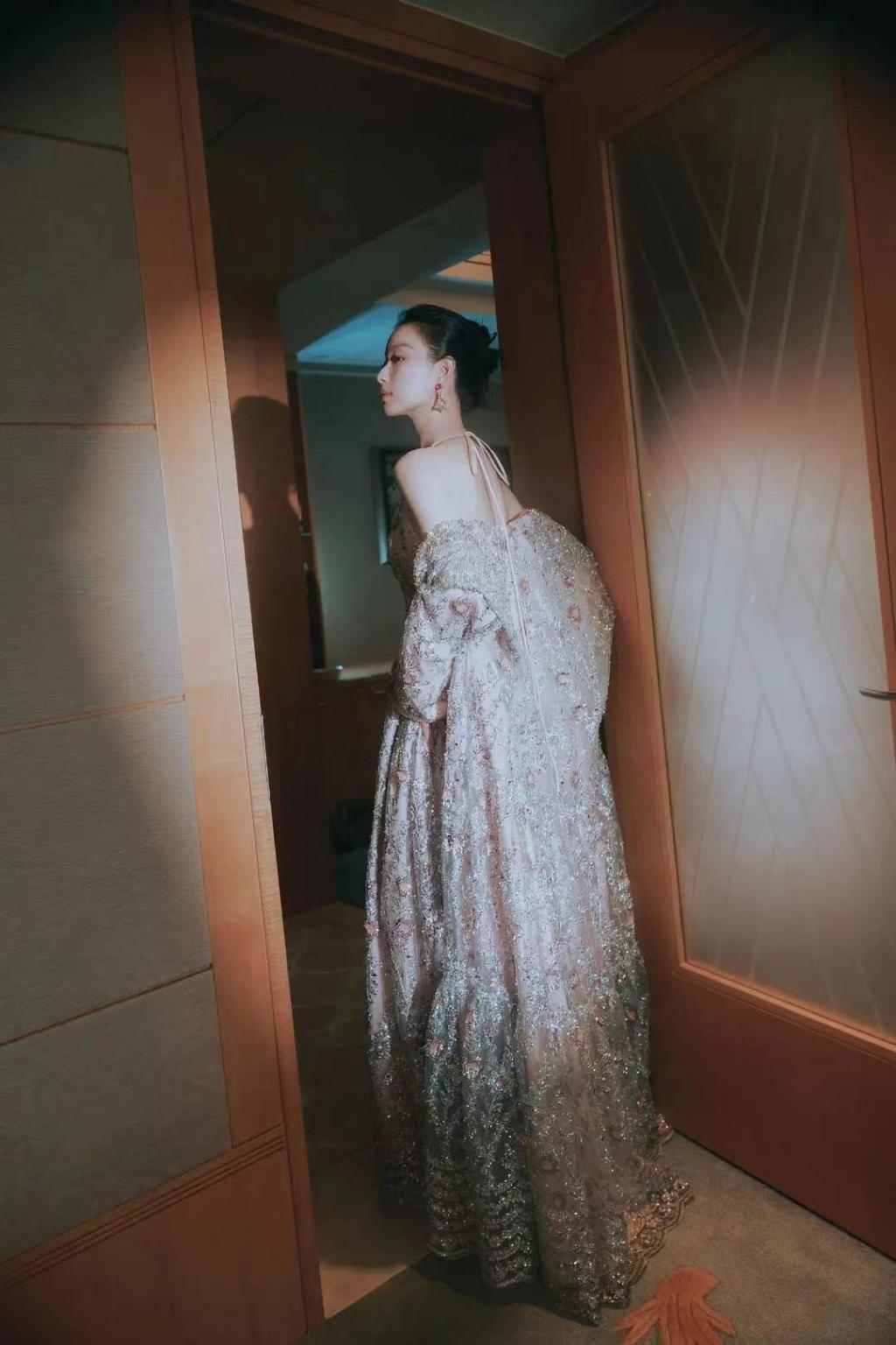 红毯比美！倪妮冻得发抖娜扎下楼梯封神，热巴同款卡戴珊身材辣翻