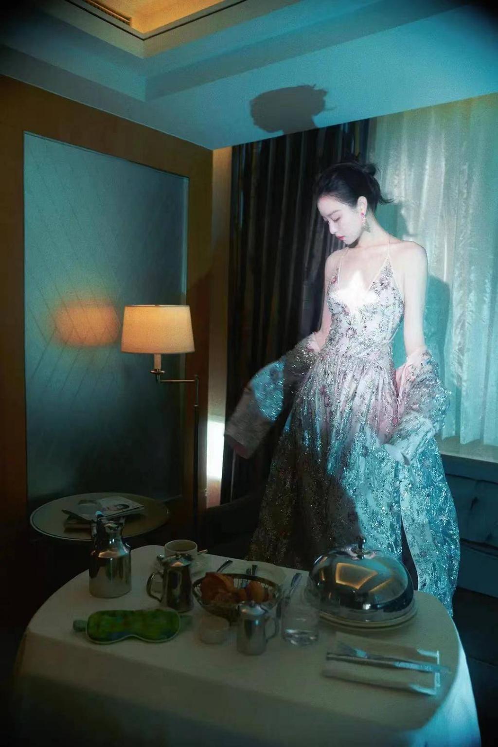 红毯比美！倪妮冻得发抖娜扎下楼梯封神，热巴同款卡戴珊身材辣翻