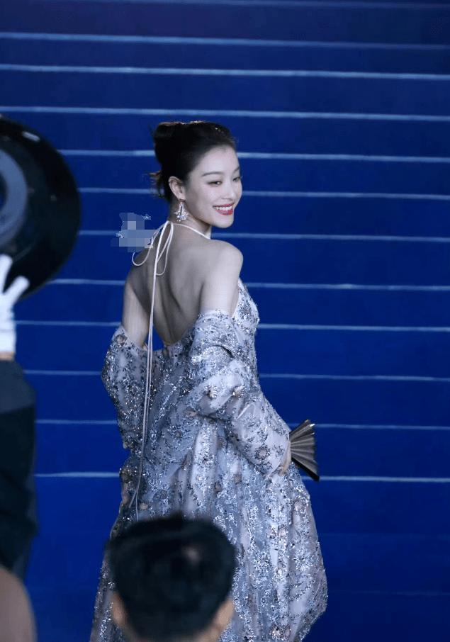 红毯比美！倪妮冻得发抖娜扎下楼梯封神，热巴同款卡戴珊身材辣翻