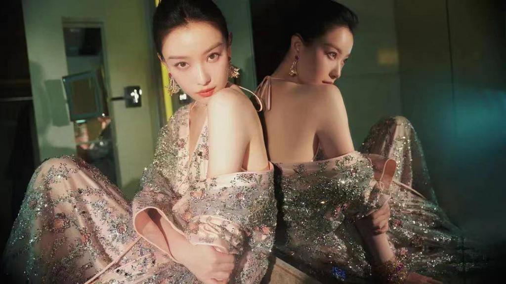 红毯比美！倪妮冻得发抖娜扎下楼梯封神，热巴同款卡戴珊身材辣翻