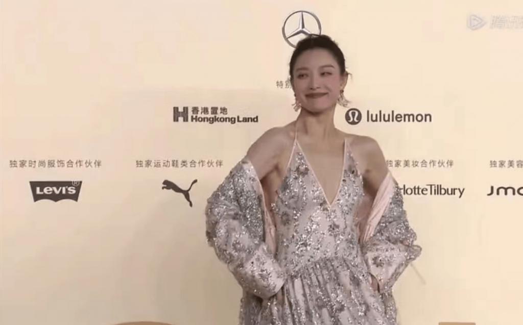 红毯比美！倪妮冻得发抖娜扎下楼梯封神，热巴同款卡戴珊身材辣翻