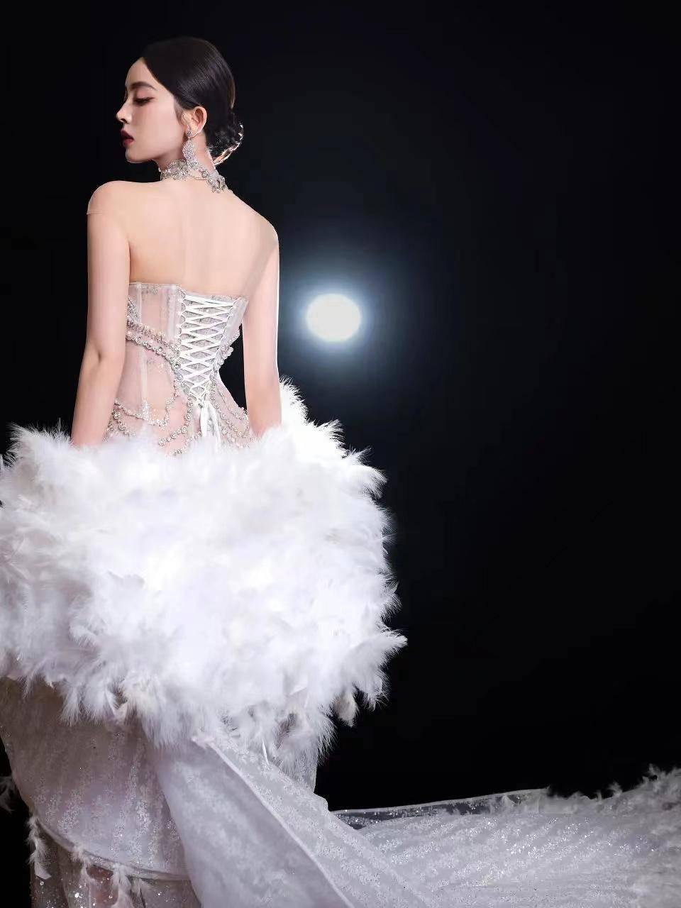 红毯比美！倪妮冻得发抖娜扎下楼梯封神，热巴同款卡戴珊身材辣翻