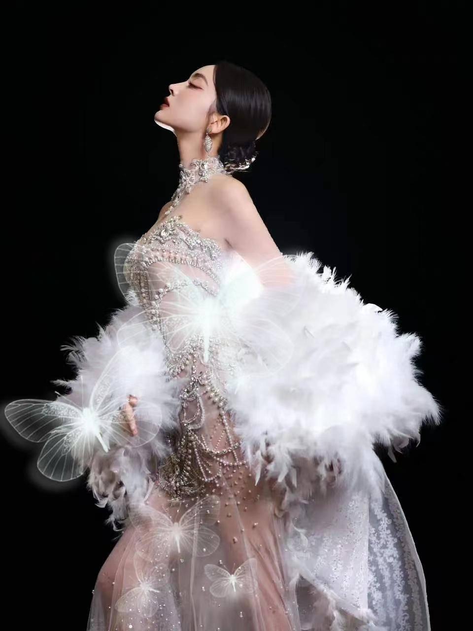 红毯比美！倪妮冻得发抖娜扎下楼梯封神，热巴同款卡戴珊身材辣翻