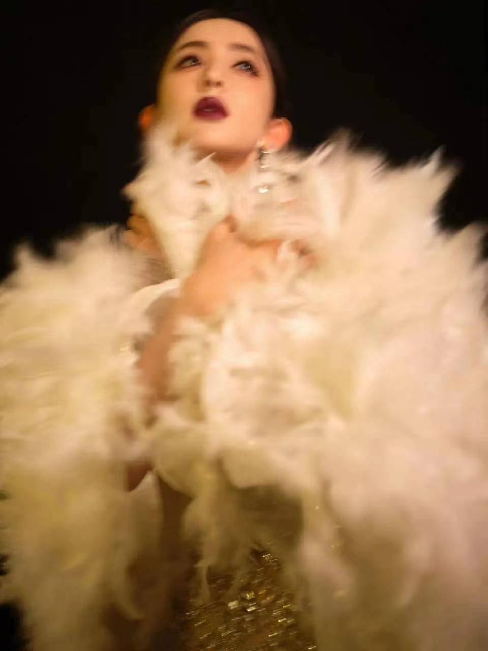 红毯比美！倪妮冻得发抖娜扎下楼梯封神，热巴同款卡戴珊身材辣翻