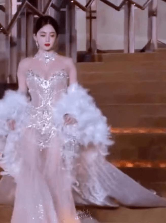 红毯比美！倪妮冻得发抖娜扎下楼梯封神，热巴同款卡戴珊身材辣翻