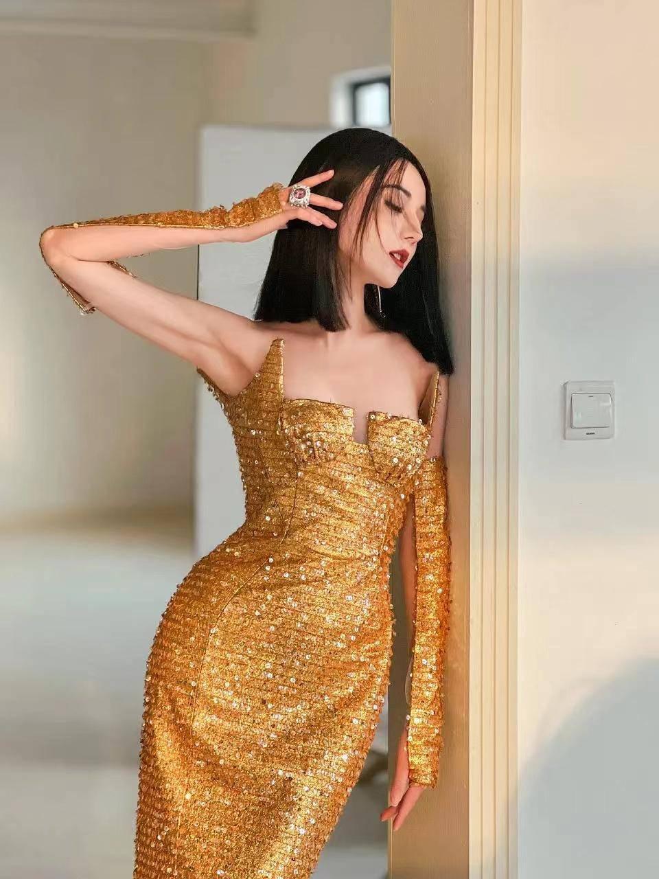 红毯比美！倪妮冻得发抖娜扎下楼梯封神，热巴同款卡戴珊身材辣翻