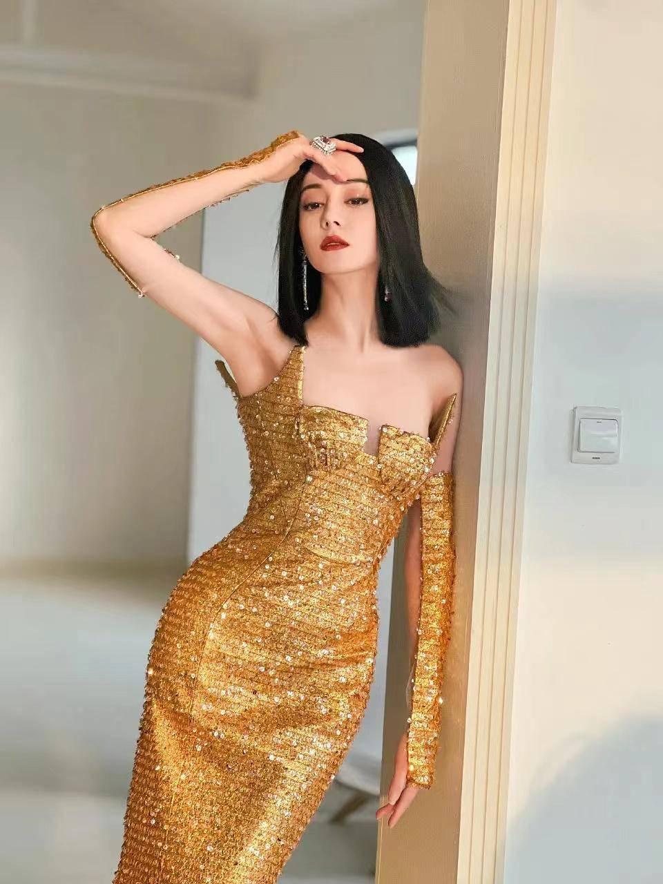 红毯比美！倪妮冻得发抖娜扎下楼梯封神，热巴同款卡戴珊身材辣翻