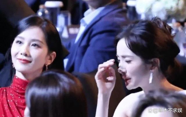 杨幂未来堪忧！尖叫之夜地位尴尬，95花狂抢热搜，前路何在？