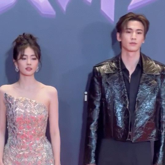 杨幂未来堪忧！尖叫之夜地位尴尬，95花狂抢热搜，前路何在？