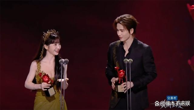 杨幂未来堪忧！尖叫之夜地位尴尬，95花狂抢热搜，前路何在？