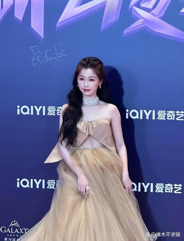 杨幂未来堪忧！尖叫之夜地位尴尬，95花狂抢热搜，前路何在？