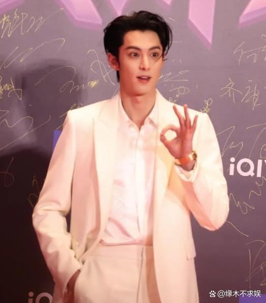 杨幂未来堪忧！尖叫之夜地位尴尬，95花狂抢热搜，前路何在？