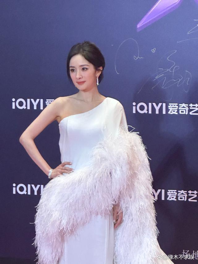 杨幂未来堪忧！尖叫之夜地位尴尬，95花狂抢热搜，前路何在？