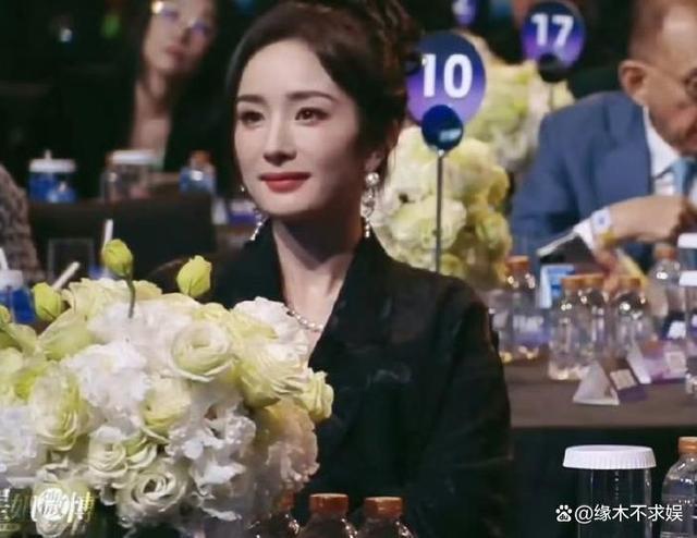 杨幂未来堪忧！尖叫之夜地位尴尬，95花狂抢热搜，前路何在？