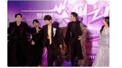 尖叫之夜尴尬瞬间：张译缺席狂飙导演说人齐，闫妮拿错张若昀奖杯