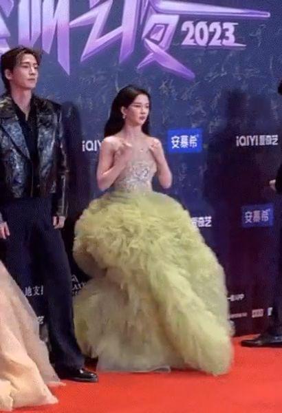 尖叫之夜尴尬瞬间：张译缺席狂飙导演说人齐，闫妮拿错张若昀奖杯