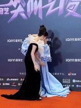 尖叫之夜尴尬瞬间：张译缺席狂飙导演说人齐，闫妮拿错张若昀奖杯