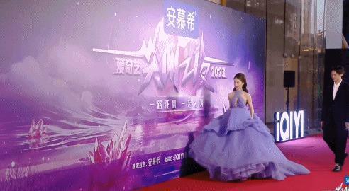 尖叫之夜尴尬瞬间：张译缺席狂飙导演说人齐，闫妮拿错张若昀奖杯