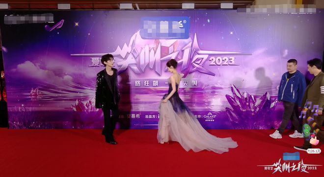尖叫之夜尴尬瞬间：张译缺席狂飙导演说人齐，闫妮拿错张若昀奖杯