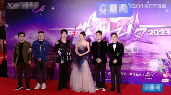 尖叫之夜尴尬瞬间：张译缺席狂飙导演说人齐，闫妮拿错张若昀奖杯