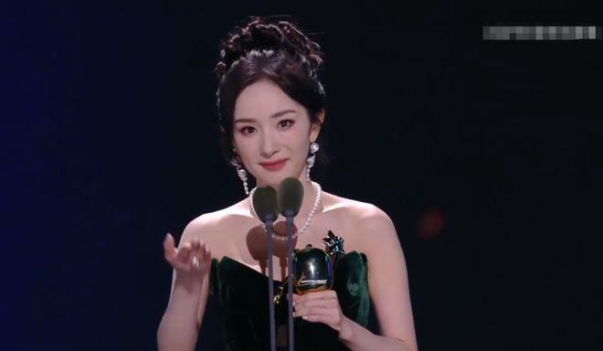尖叫之夜尴尬瞬间：张译缺席狂飙导演说人齐，闫妮拿错张若昀奖杯