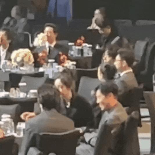 尖叫之夜尴尬瞬间：张译缺席狂飙导演说人齐，闫妮拿错张若昀奖杯
